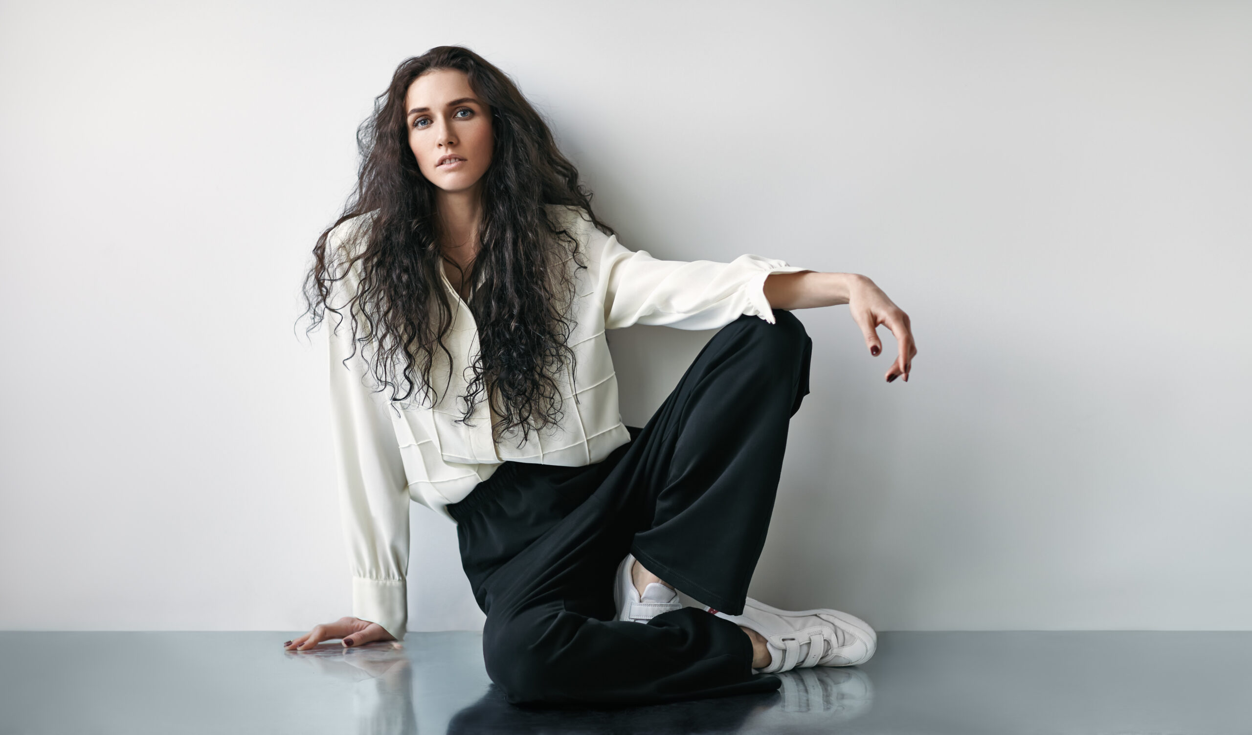Portrait of beautiful fashion woman sitting on the floor stratégie commerciale Idelia