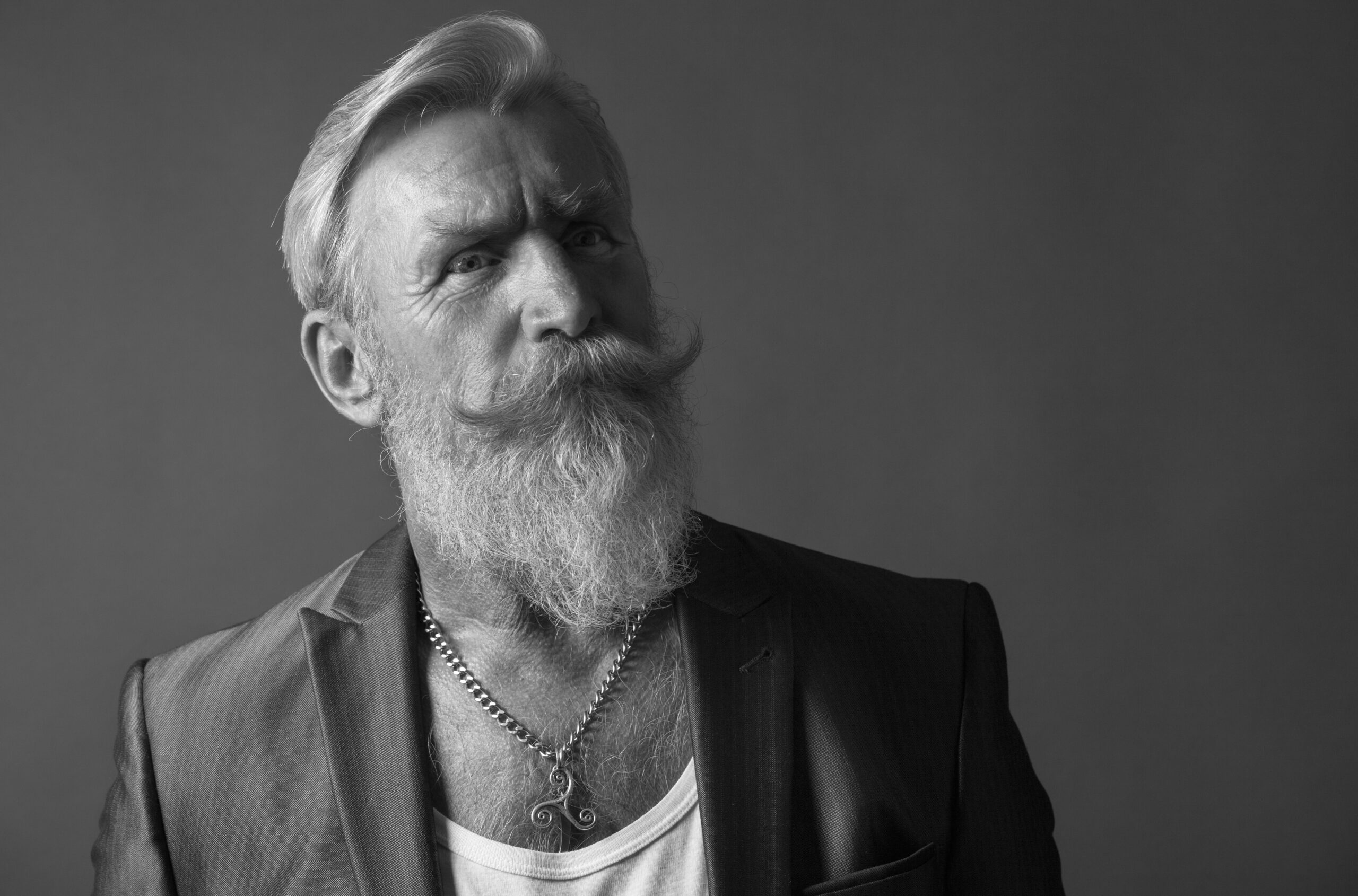 Black and White Portrait of a man with beard outil qui facilite la vie
